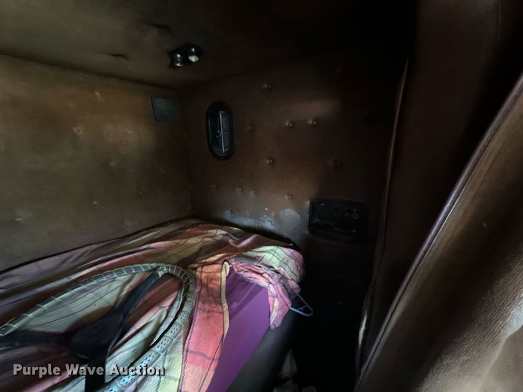 image for item DP6101 1987 International semi truck