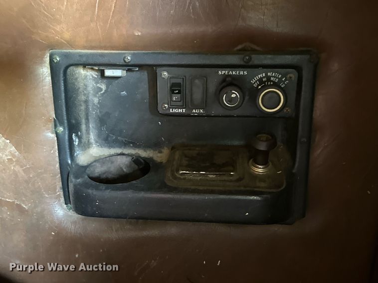 image for item DP6101 1987 International semi truck