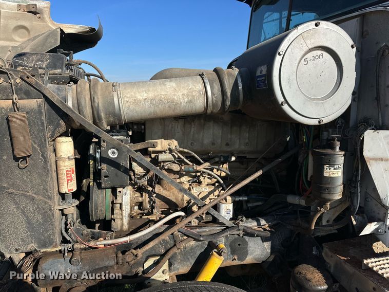 image for item DP6101 1987 International semi truck