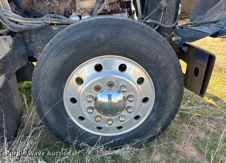 image for item DP6101 1987 International semi truck