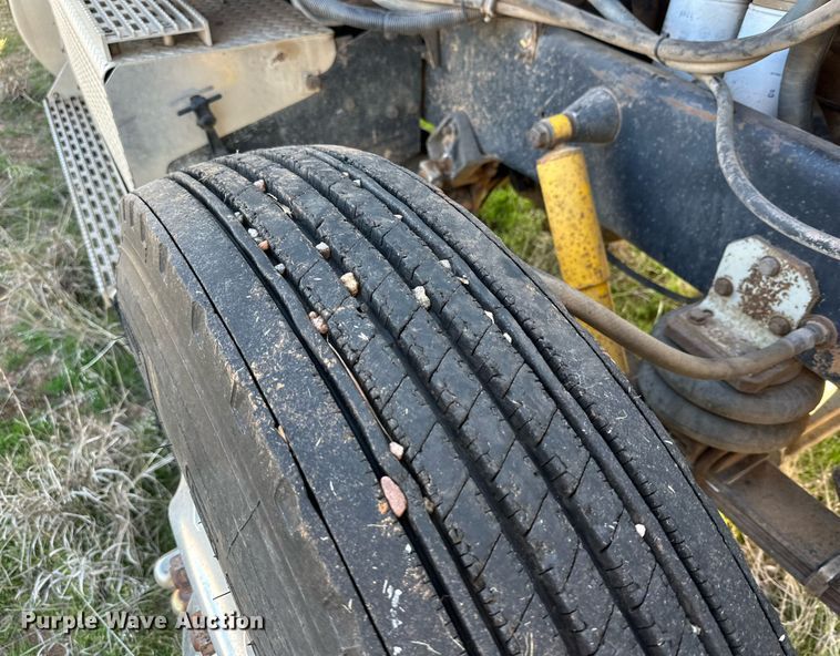 image for item DP6101 1987 International semi truck