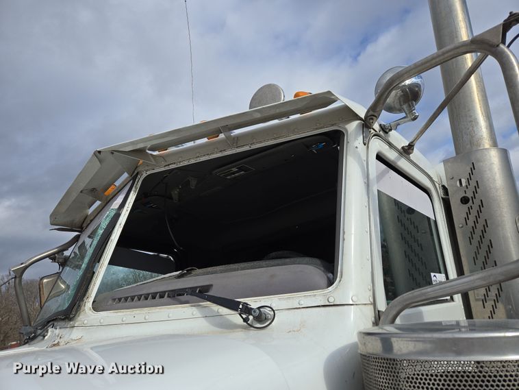 image for item DP6204 2017 Peterbilt MX-13 semi truck