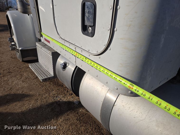 image for item DP6204 2017 Peterbilt MX-13 semi truck