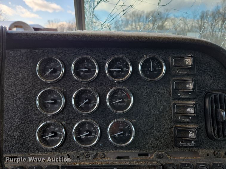 image for item DP6204 2017 Peterbilt MX-13 semi truck