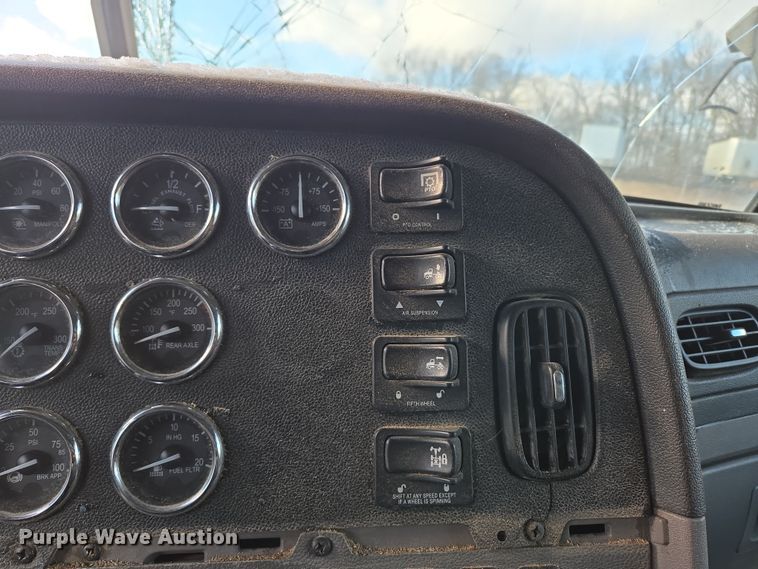 image for item DP6204 2017 Peterbilt MX-13 semi truck