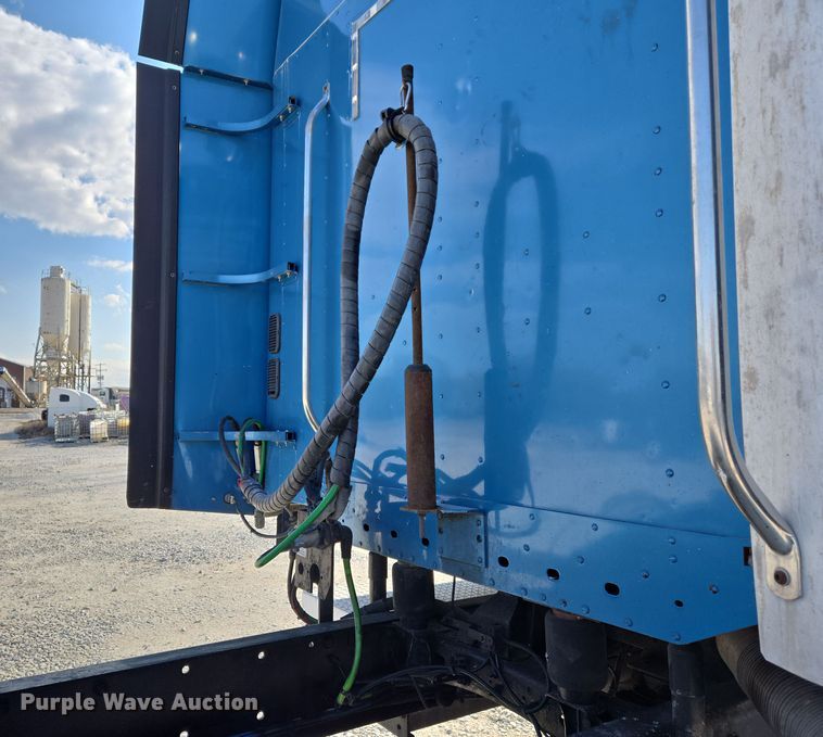 image for item DS5294 2011 Freightliner Columbia semi truck