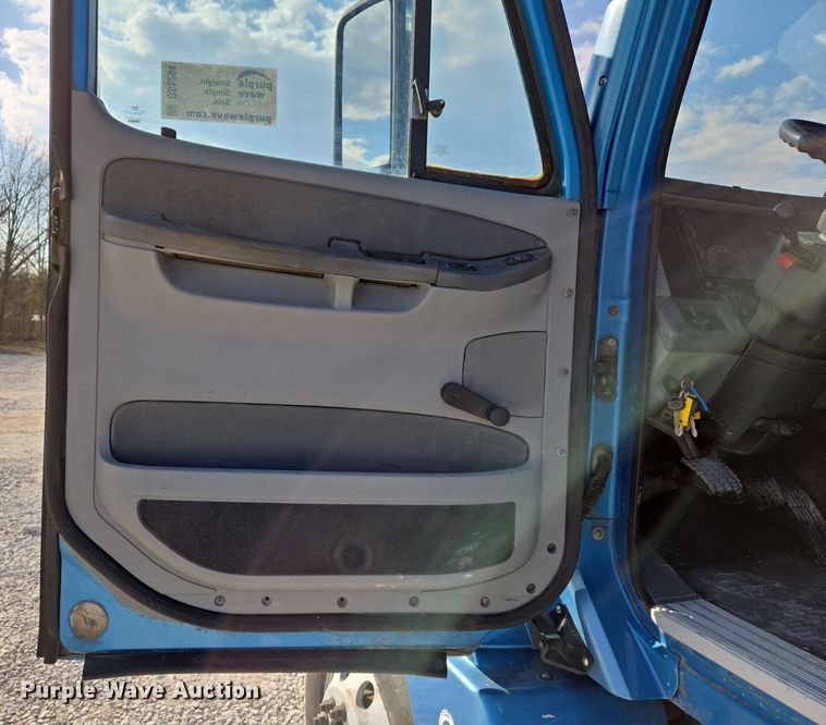 image for item DS5294 2011 Freightliner Columbia semi truck