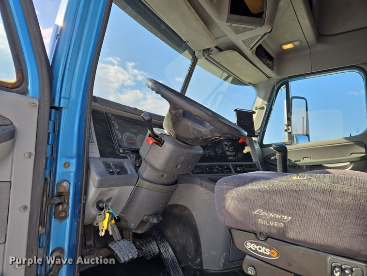 image for item DS5294 2011 Freightliner Columbia semi truck