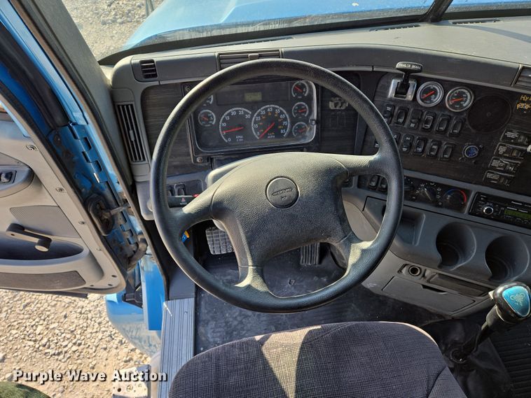 image for item DS5294 2011 Freightliner Columbia semi truck