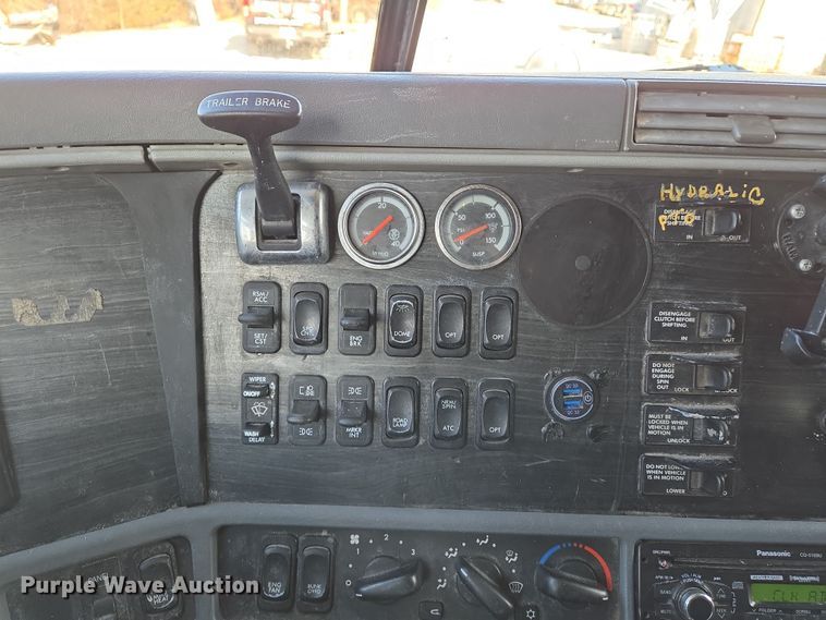 image for item DS5294 2011 Freightliner Columbia semi truck