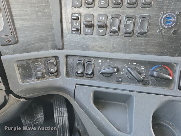 image for item DS5294 2011 Freightliner Columbia semi truck