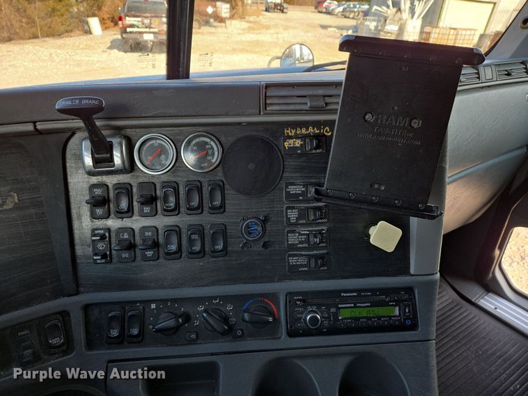 image for item DS5294 2011 Freightliner Columbia semi truck