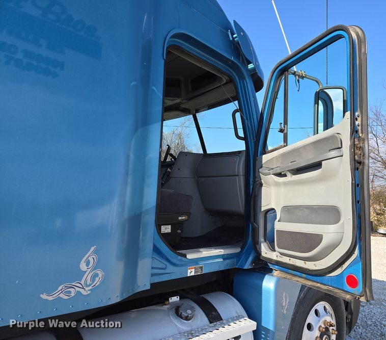 image for item DS5294 2011 Freightliner Columbia semi truck