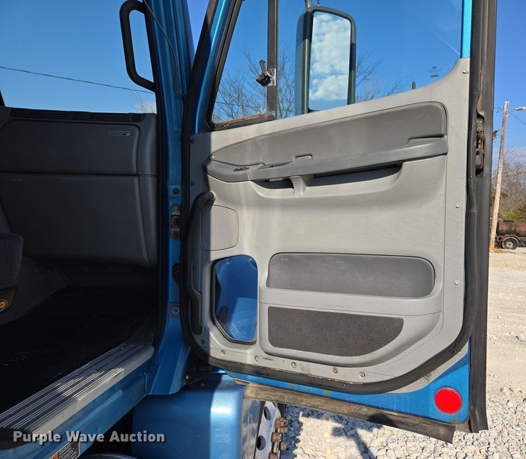 image for item DS5294 2011 Freightliner Columbia semi truck