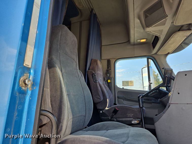 image for item DS5294 2011 Freightliner Columbia semi truck