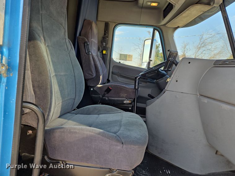 image for item DS5294 2011 Freightliner Columbia semi truck