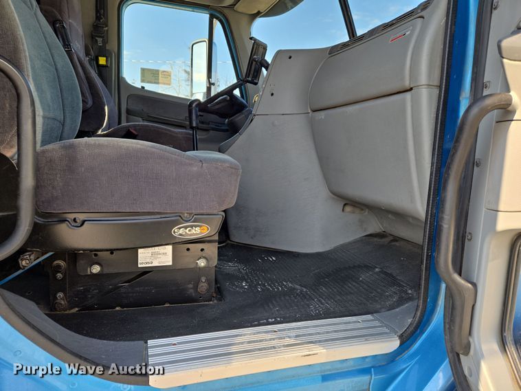 image for item DS5294 2011 Freightliner Columbia semi truck