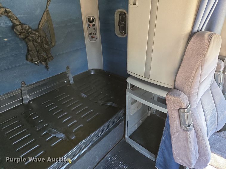 image for item DS5294 2011 Freightliner Columbia semi truck