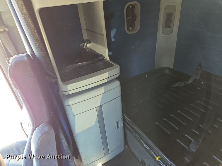 image for item DS5294 2011 Freightliner Columbia semi truck