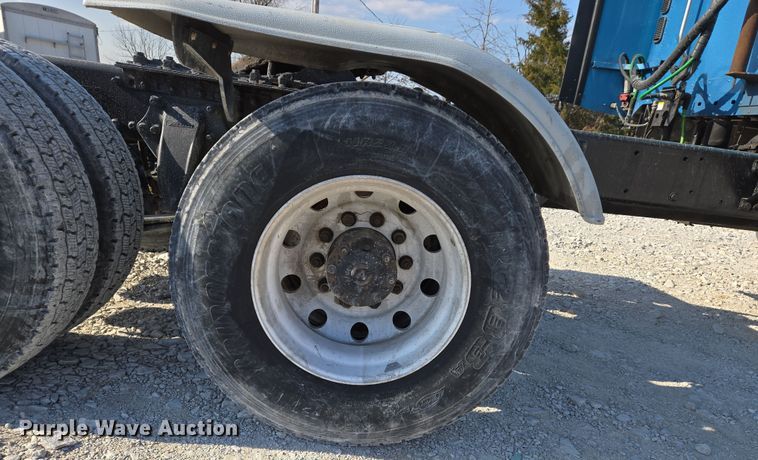 image for item DS5294 2011 Freightliner Columbia semi truck