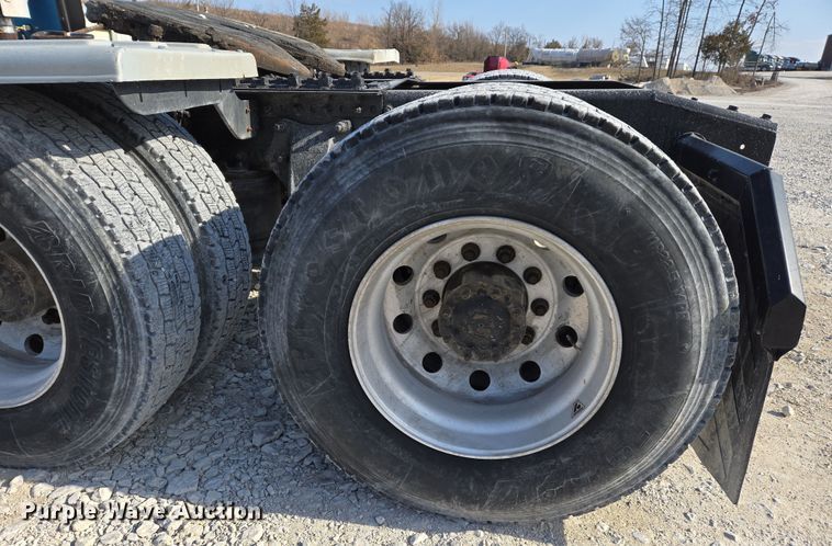 image for item DS5294 2011 Freightliner Columbia semi truck