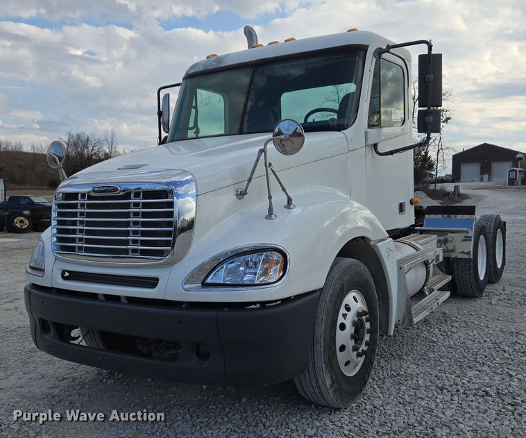 image for item DS5295 2002 Freightliner Columbia semi truck