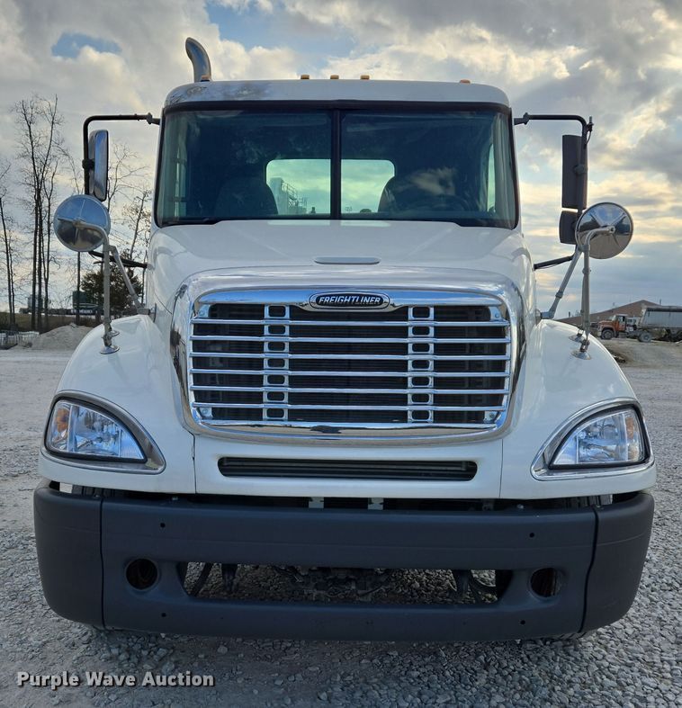 image for item DS5295 2002 Freightliner Columbia semi truck