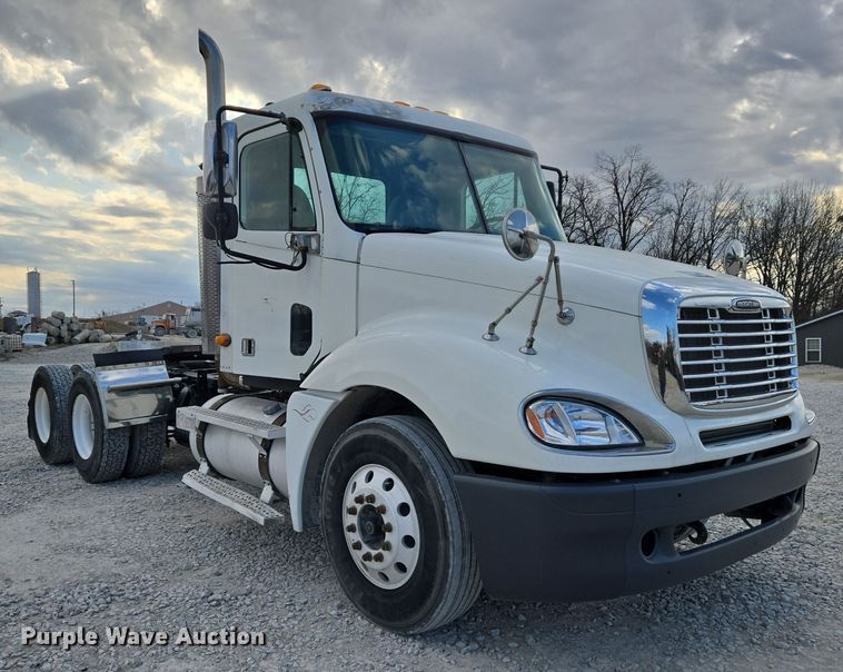 image for item DS5295 2002 Freightliner Columbia semi truck