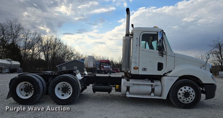 image for item DS5295 2002 Freightliner Columbia semi truck