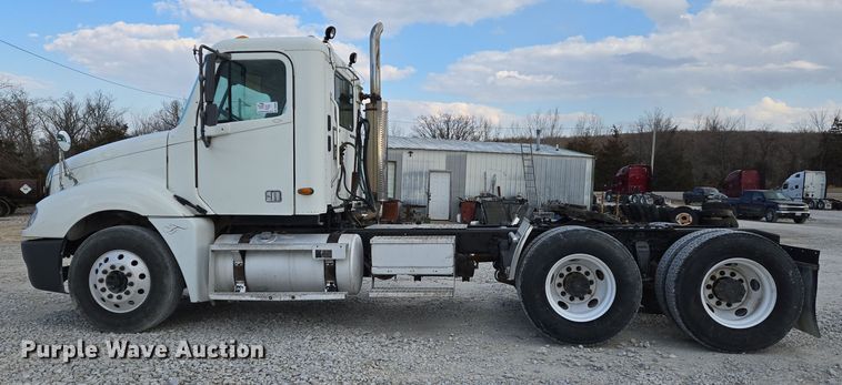 image for item DS5295 2002 Freightliner Columbia semi truck