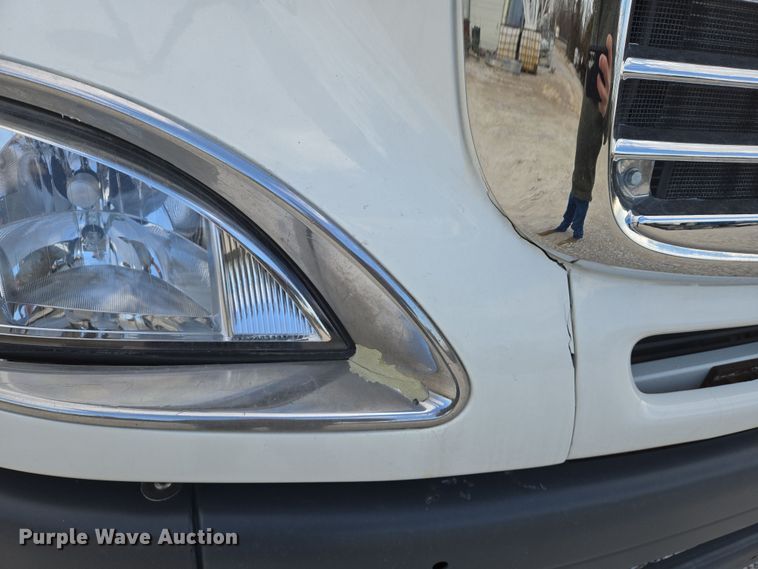 image for item DS5295 2002 Freightliner Columbia semi truck