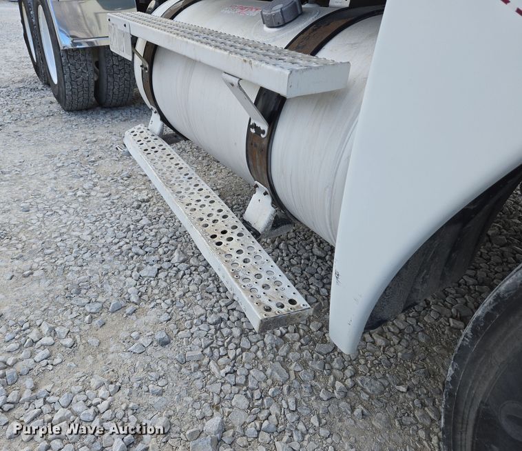 image for item DS5295 2002 Freightliner Columbia semi truck