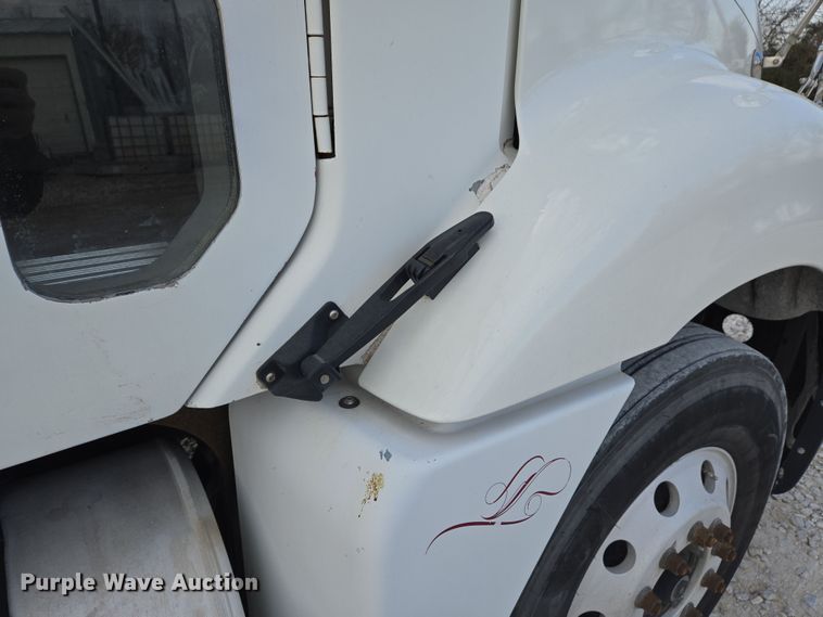 image for item DS5295 2002 Freightliner Columbia semi truck