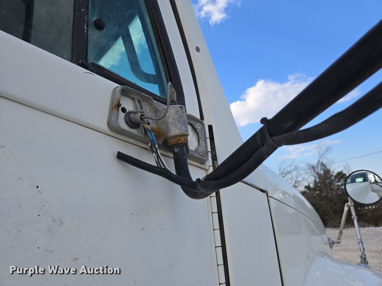 image for item DS5295 2002 Freightliner Columbia semi truck