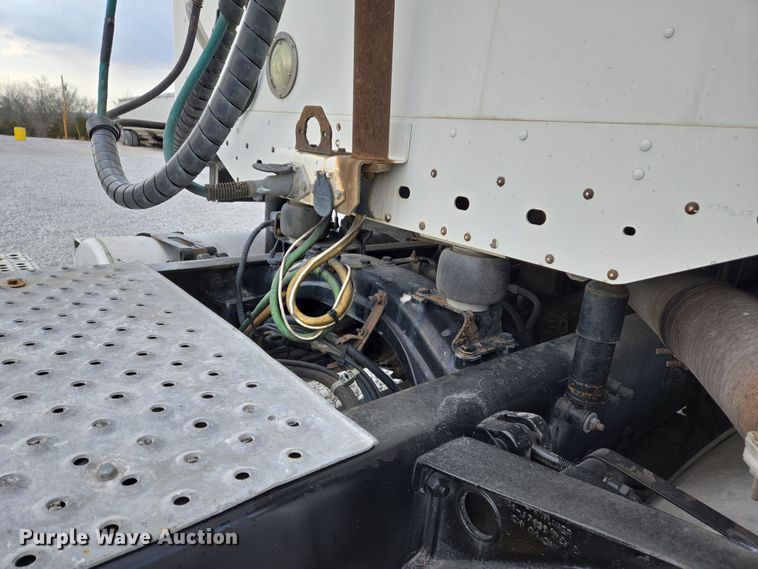 image for item DS5295 2002 Freightliner Columbia semi truck