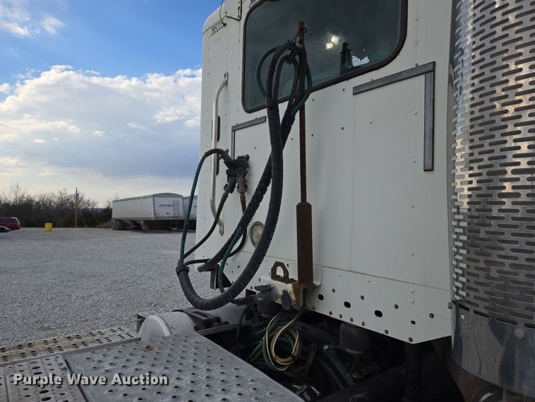 image for item DS5295 2002 Freightliner Columbia semi truck