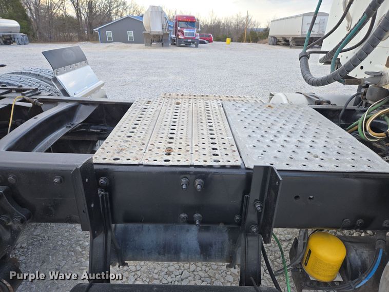 image for item DS5295 2002 Freightliner Columbia semi truck