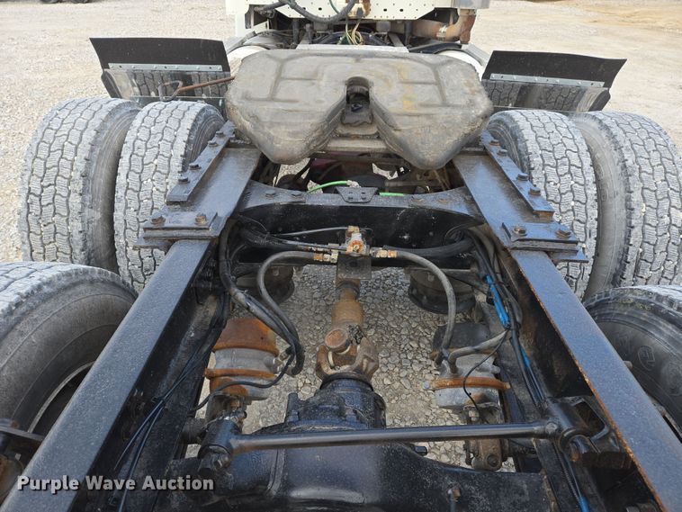 image for item DS5295 2002 Freightliner Columbia semi truck