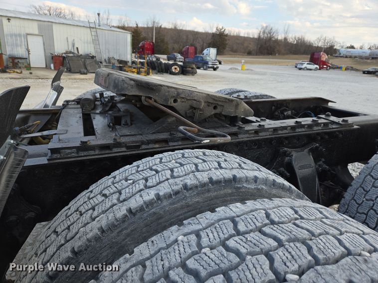 image for item DS5295 2002 Freightliner Columbia semi truck