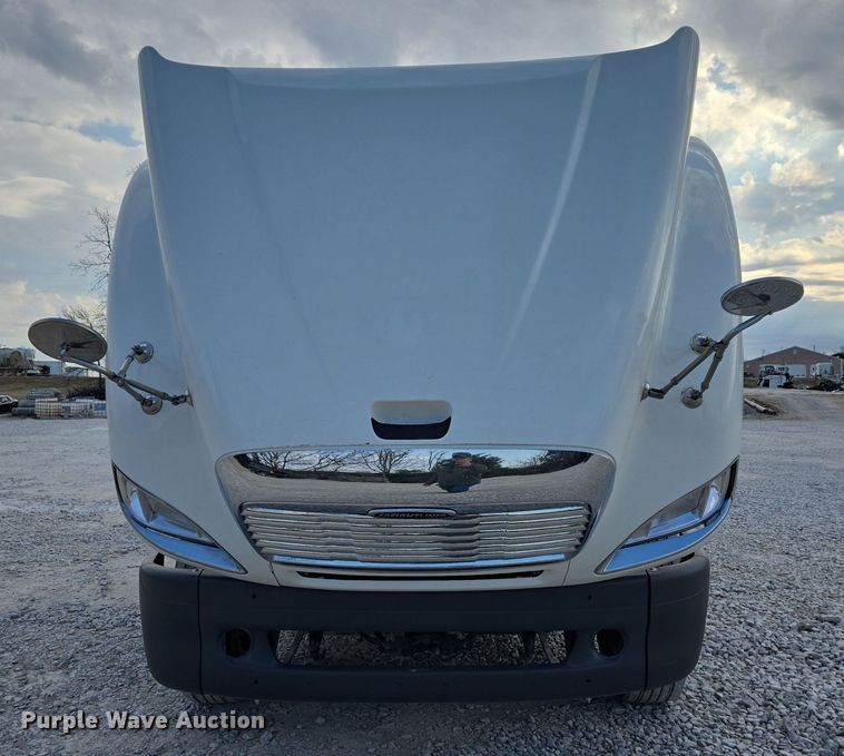 image for item DS5295 2002 Freightliner Columbia semi truck