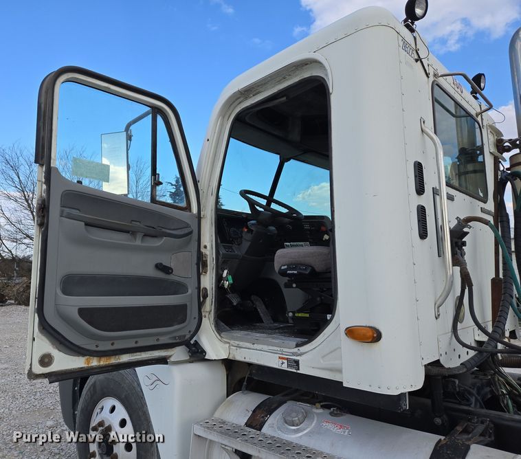 image for item DS5295 2002 Freightliner Columbia semi truck