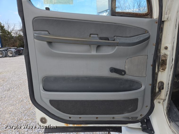 image for item DS5295 2002 Freightliner Columbia semi truck