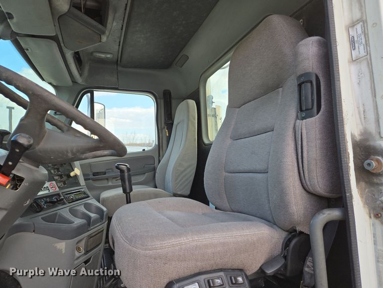 image for item DS5295 2002 Freightliner Columbia semi truck