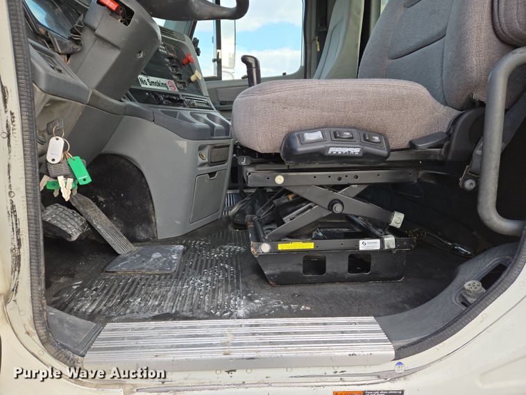 image for item DS5295 2002 Freightliner Columbia semi truck