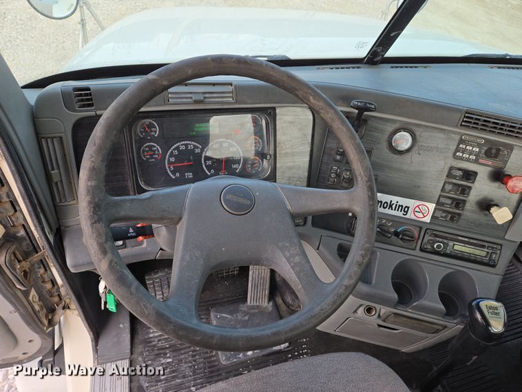 image for item DS5295 2002 Freightliner Columbia semi truck