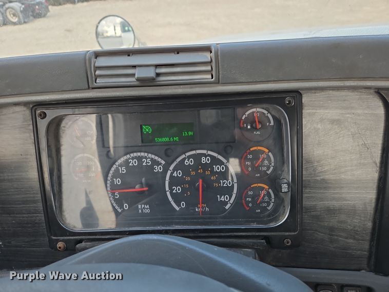 image for item DS5295 2002 Freightliner Columbia semi truck