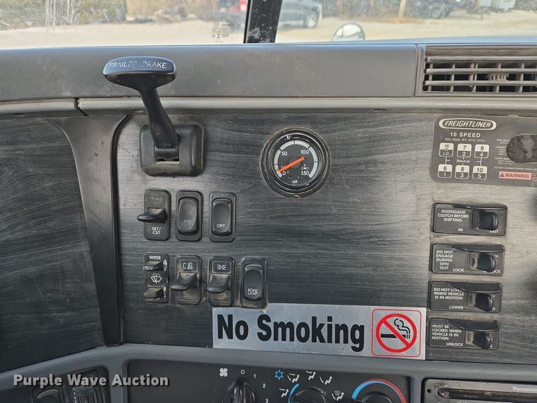 image for item DS5295 2002 Freightliner Columbia semi truck