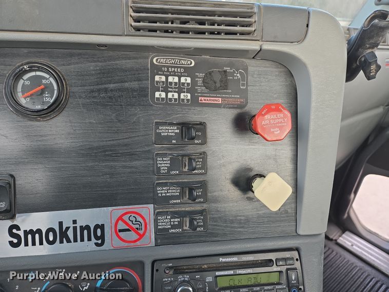 image for item DS5295 2002 Freightliner Columbia semi truck