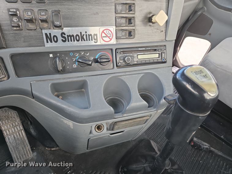 image for item DS5295 2002 Freightliner Columbia semi truck