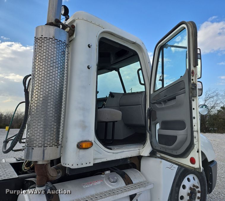 image for item DS5295 2002 Freightliner Columbia semi truck